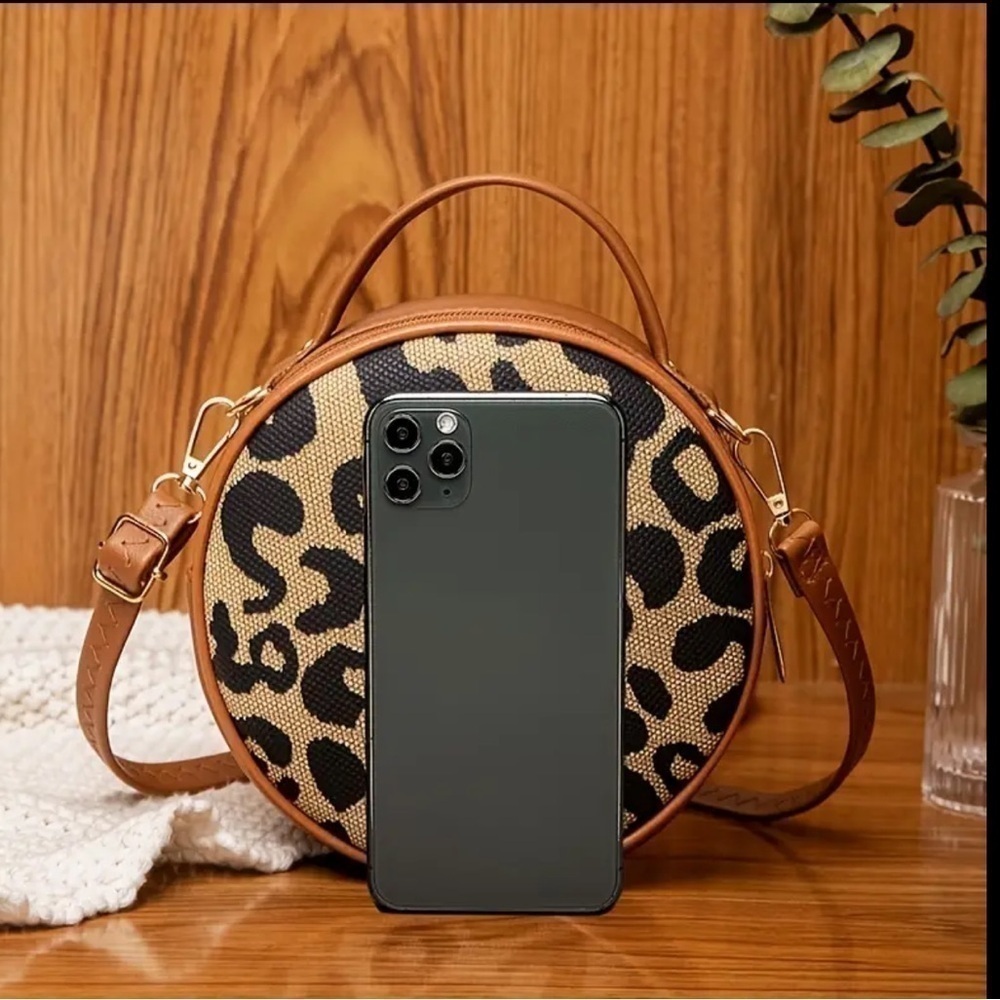 Vibrant Leopard Print Round Handbag Crossbody Bag with Zipper Closure - Picture 3 of 6